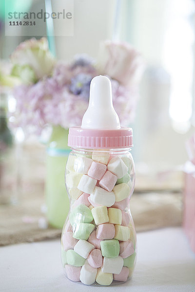 Nahaufnahme von Süßigkeiten Babyflasche Geschenk