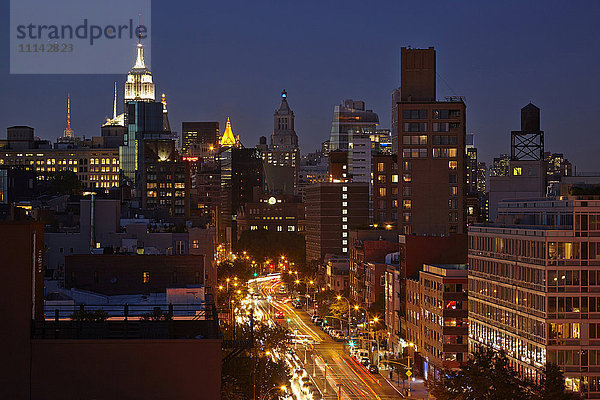 Skyline beleuchtet bei Nacht  New York  New York  Vereinigte Staaten