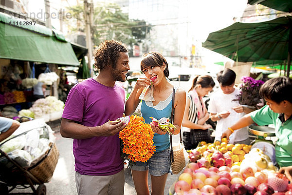 Paar beim Einkaufen auf dem Markt  Bangkok  Bangkok  Thailand