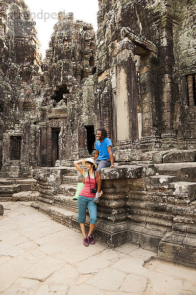 Paar beim Besuch eines antiken Tempels  Angkor  Siem Reap  Kambodscha