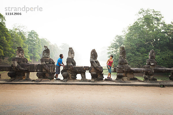 Paar beim Besuch eines antiken Tempels  Angkor  Siem Reap  Kambodscha