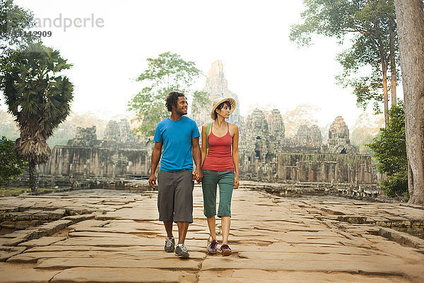 Paar beim Besuch eines alten Tempels  Angkor  Siem Reap  Kambodscha