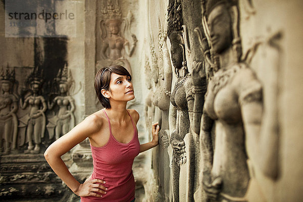 Frau beim Besuch eines alten Tempels  Angkor  Siem Reap  Kambodscha