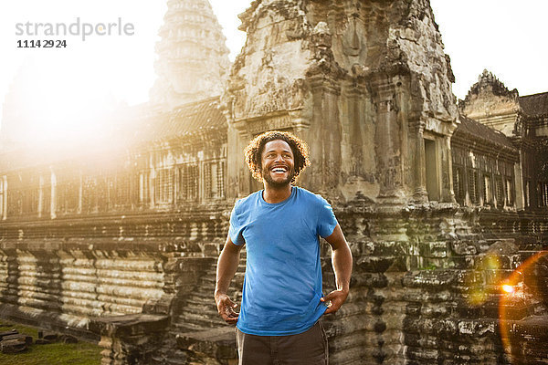 Mann beim Besuch eines alten Tempels  Angkor  Siem Reap  Kambodscha