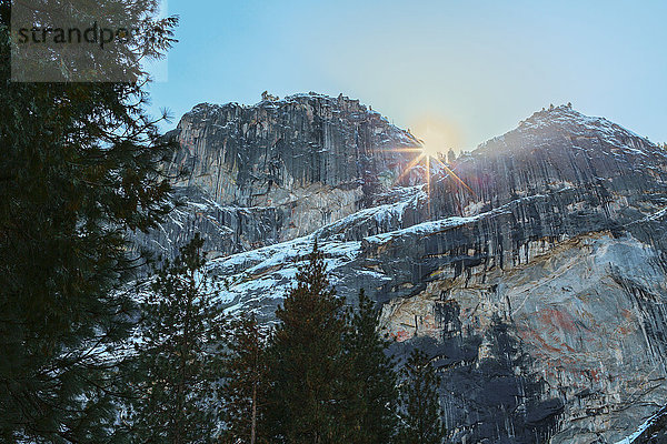 Sonnenaufgang über felsiger Landschaft  Yosemite  Kalifornien  Vereinigte Staaten