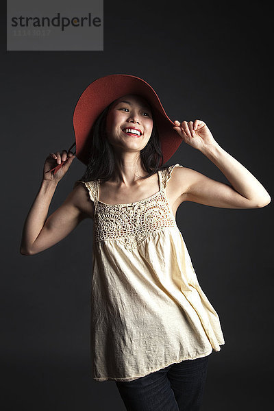 Asiatische Frau mit rotem Hut