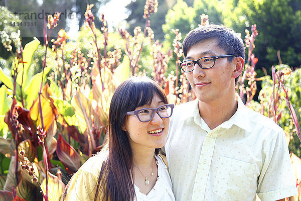 Asiatisches Paar  das sich im Freien umarmt
