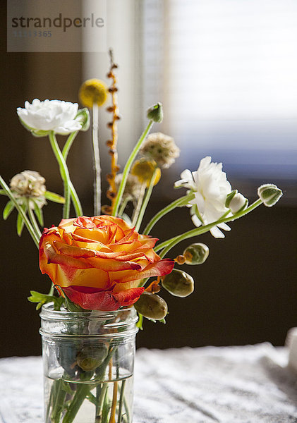 Blumenstrauß auf dem Tisch