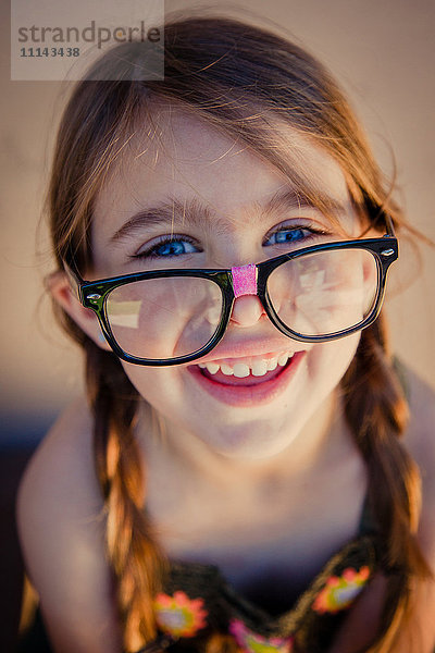 Nahaufnahme eines kaukasischen Mädchens mit Brille