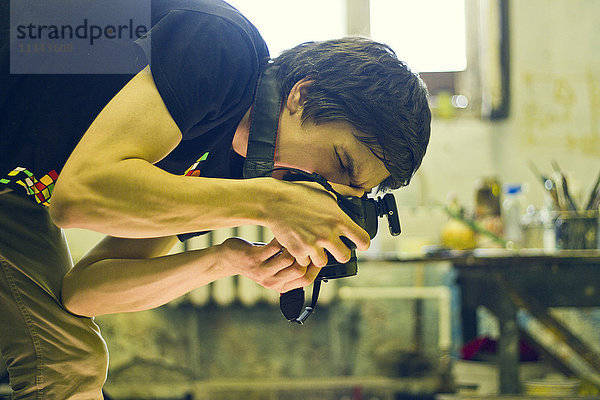 Kaukasischer Fotograf bei der Arbeit im Studio