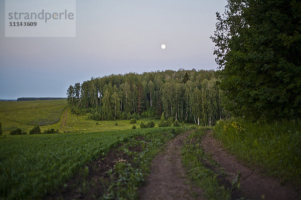 Mond über ländlicher Landschaft