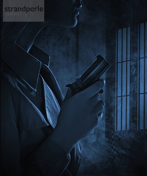 Silhouette einer Frau mit Pistole in einem dunklen Raum