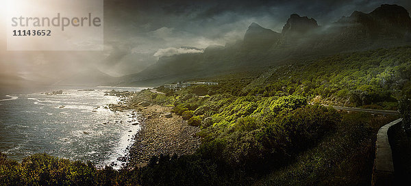 Die Sonne scheint über der ländlichen Küste  Kapstadt  Westkap  Südafrika