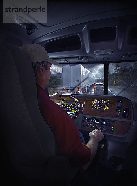 Trucker auf der Autobahn