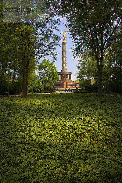 Monument mit Blick auf einen Stadtpark  Berlin  Deutschland