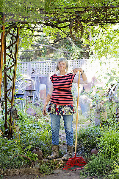 Ältere kaukasische Frau bei der Gartenarbeit im Hinterhof