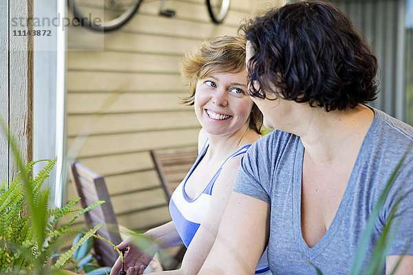 Lesbisches Paar entspannt sich im Hinterhof