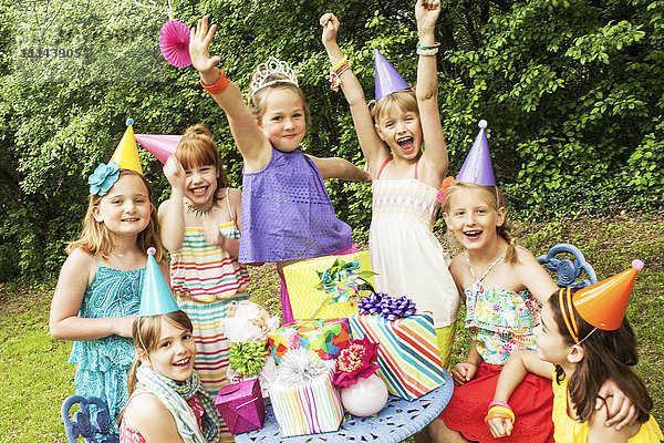Mädchen jubeln mit Geschenken auf einer Geburtstagsfeier