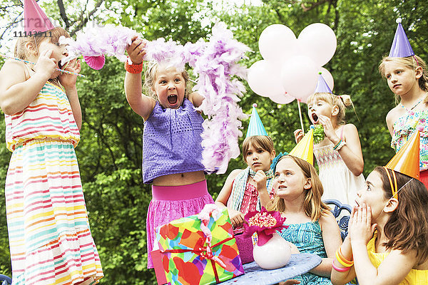 Mädchen jubeln bei Geburtstagsfeier im Freien