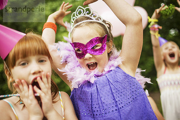 Mädchen spielen Verkleiden auf einer Geburtstagsfeier