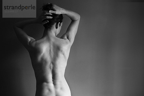Muskulöser Rücken einer nackten kaukasischen Frau