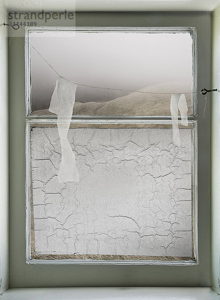 Papier hängt an einem Draht über dem Fenster