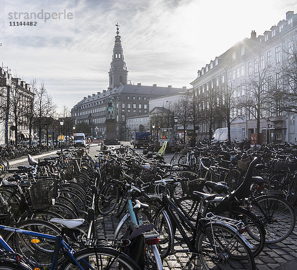 Fahrradparken auf einer Straße  Kopenhagen  Dänemark