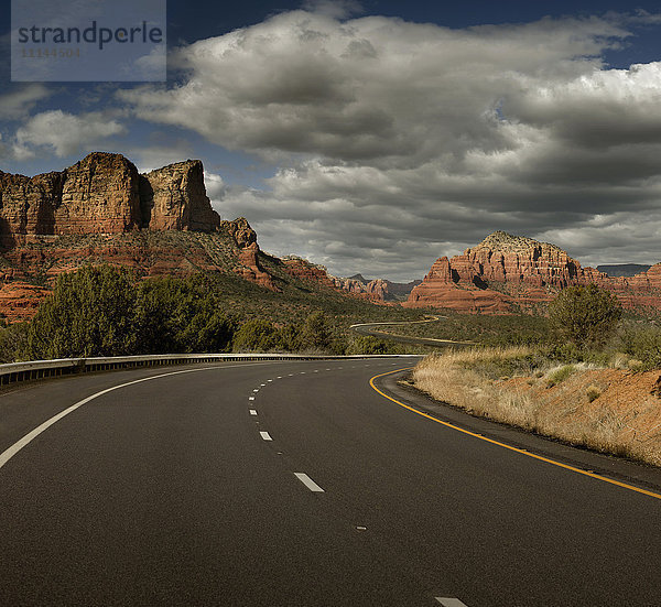 Straße durch Felsformationen  Sedona  Arizona  Vereinigte Staaten