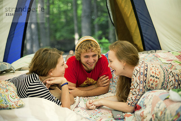 Freunde entspannen sich im Campingzelt