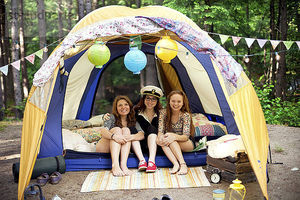 Mädchen entspannen im Campingzelt