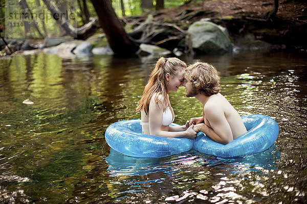 Paar hält Hände im Wald Fluss