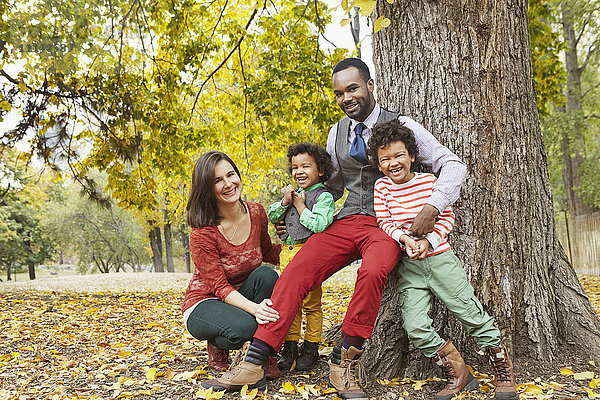 Gemeinsam lächelnde Familie im Park