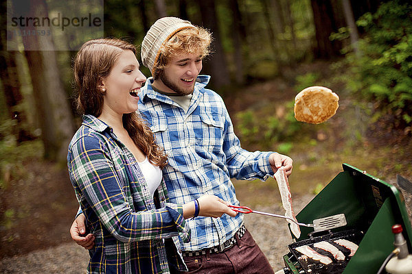 Ehepaar kocht am Campingkocher im Wald