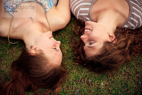Nahaufnahme von lächelnden Mädchen  die im Gras liegen