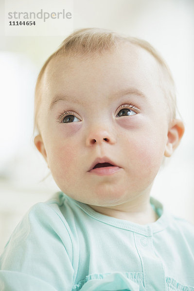 Kaukasisches Mädchen mit Down-Syndrom