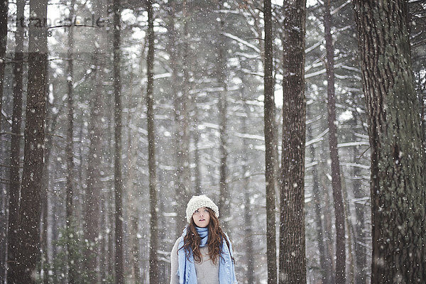 Mädchen im verschneiten Wald stehend