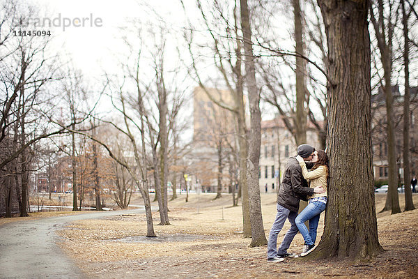 Küssendes Paar im Stadtpark