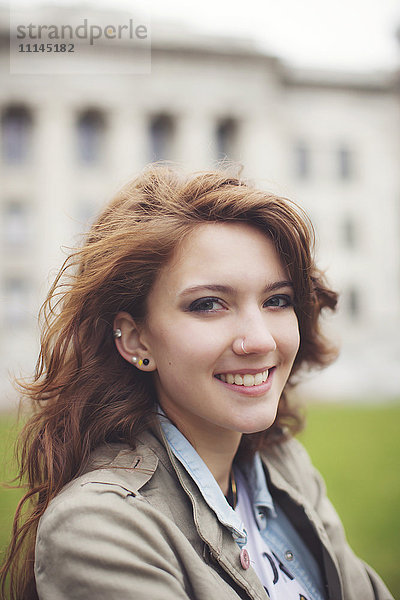 Kaukasische Studentin lächelt auf dem College-Campus