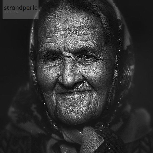 Nahaufnahme des Gesichts einer älteren kaukasischen Frau