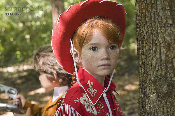 Nahaufnahme eines kaukasischen Mädchens im Cowgirl-Kostüm