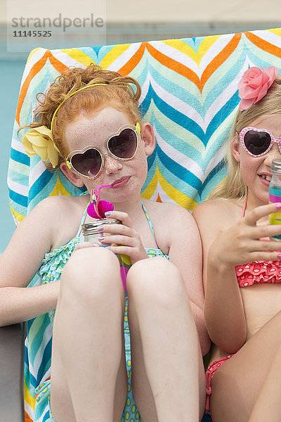 Kaukasische Mädchen beim Sonnenbaden und Trinken von Limonade