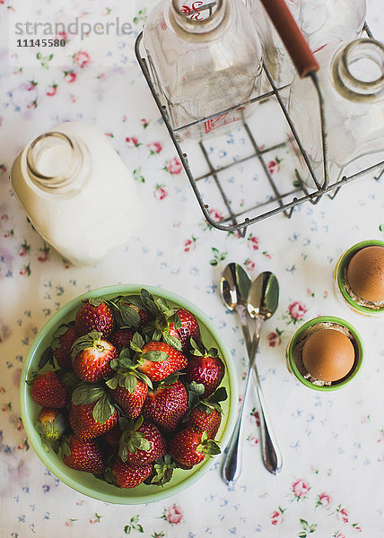 Erdbeeren  Eier und Milch auf dem Tisch
