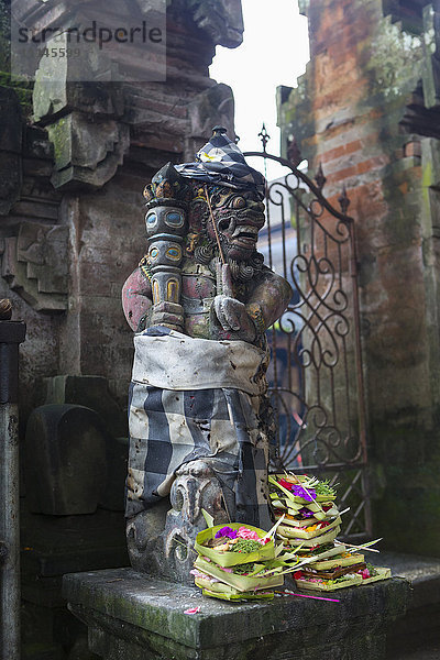Opfergaben am Sockel einer Hindu-Statue  Ubud  Bali  Indonesien
