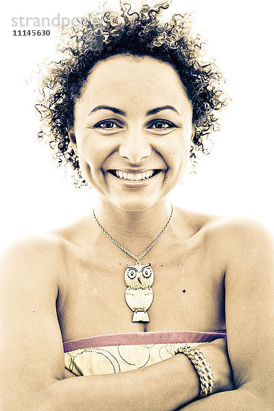 Close up Porträt der lächelnden Frau trägt Eule Halskette