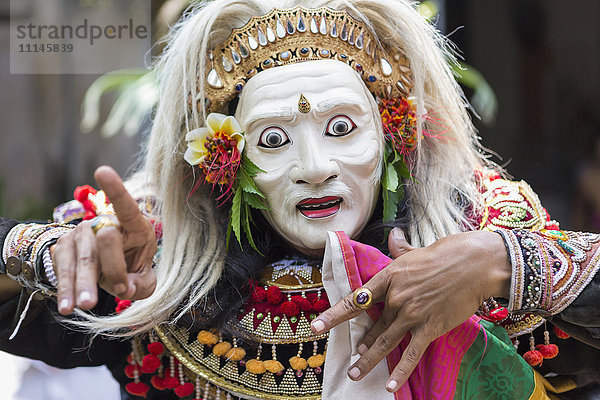 Balinesischer Darsteller mit Maske und Kostüm  Mas  Bali  Indonesien