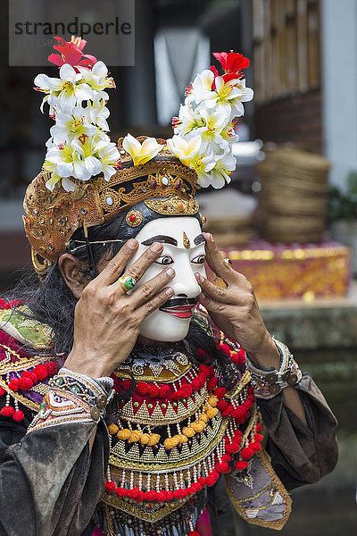 Balinesischer Darsteller mit Maske und Kostüm  Mas  Bali  Indonesien