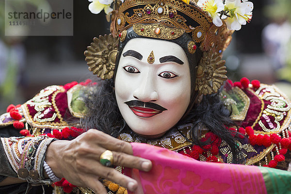 Balinesischer Darsteller mit Maske und Kostüm  Mas  Bali  Indonesien