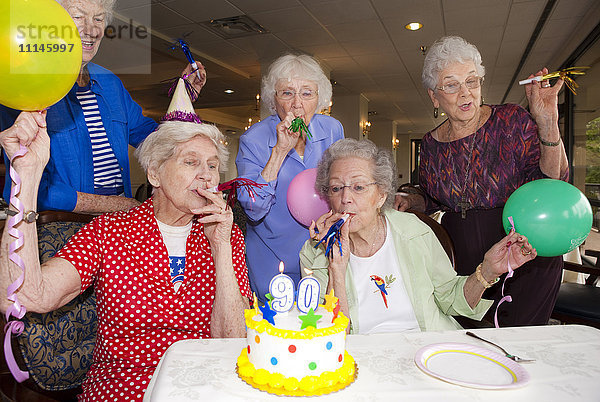 Ältere Freunde feiern Geburtstag im Altersheim