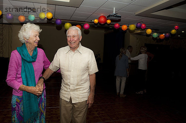 Älteres kaukasisches Paar tanzt auf einer Party im Altersheim