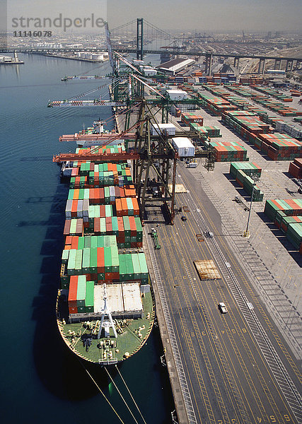 Kräne über einem Containerschiff an einem Handelsdock  Hafen von Los Angeles  Kalifornien  Vereinigte Staaten